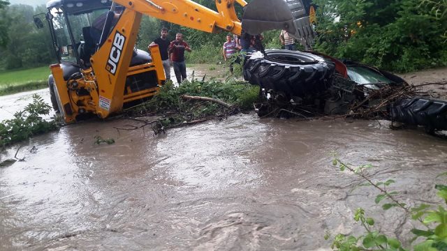 Traktör Sel Sularına Teslim Oldu…. – Boyabat Gundemi Gazetesi